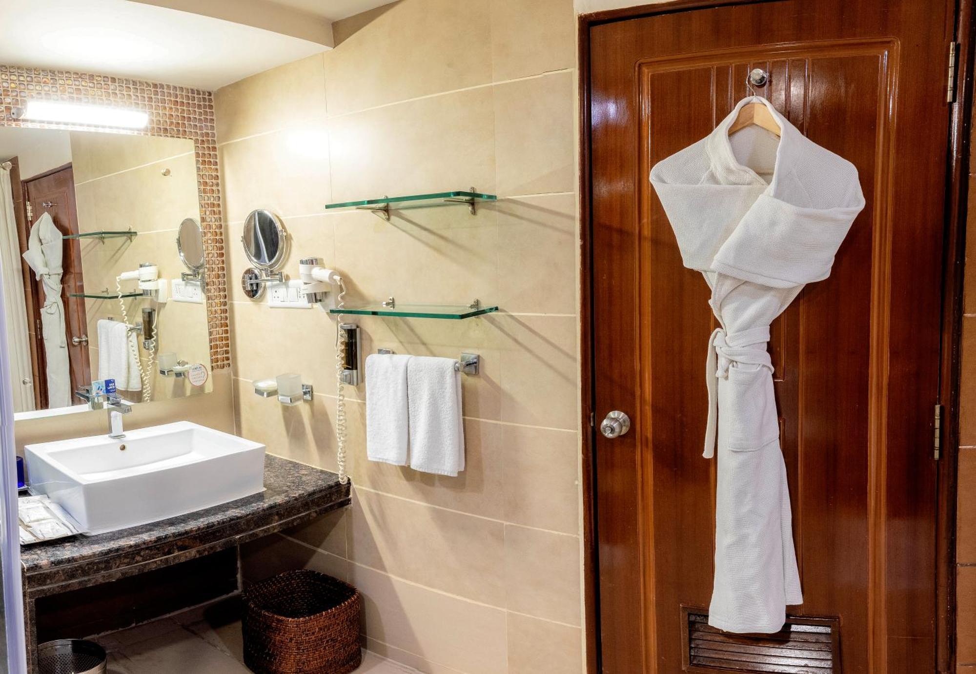 Fortune Jp Palace, Mysore - Member Itc Hotels' Group Экстерьер фото A bathrobe hanging on a door